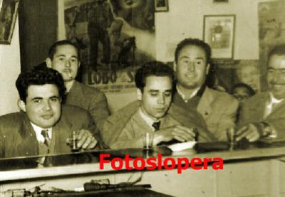 Grupo de loperanos de liga en el ambigú "La Jaula" el Cine Cervantes. Alonso Moreno, Francisco Cobo, Cristóbal Huertas y Pedro Román.