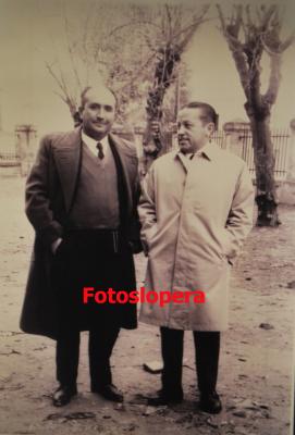 El Maestro de obras José Hombrado Juárez y el Alcalde de Lopera Eleuterio Risoto Carrasco en su homenaje en los Grupos Escolares. Año 1970.