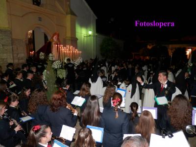 Tradicional procesión de Ntra. Sra. de los Dolores acompañada por numerosos devotos y los sones de la Asociación Musical Pedro Morales