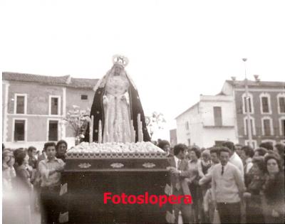 Procesión de Ntra. Sra. de la Soledad en carro a su paso por la Plaza Mayor de Lopera. Años 70