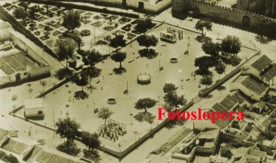 Vista aérea del Paseo de Colón y el Jardín Municipal de Lopera. Años 50
