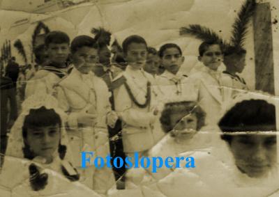 Grupo de niños de Primera Comunión en la procesión del Corpus. Lopera Año 1958
