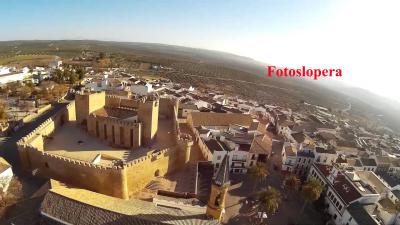 Hoy Domingo de Resurrección os damos los buenos días con esta Vista aérea del Castillo, Iglesia y Ayuntamiento de Lopera realizada con un drone por el loperano Rafael Quero Monge.