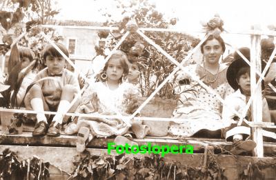 Loperanas en una Carroza de la Romería de San Isidro Labrador Lopera. Año 1971. Mª de las Mercedes Lara, Carmen Ruiz ...