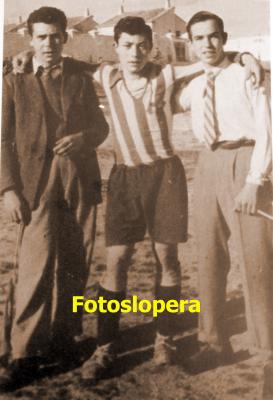 El jugador del Lopera C. F. Lorenzo Hoyo junto a sus amigos José Huertas y Benito Valenzuela. Año 1954