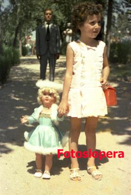 La loperana Ani Chueco Alcalá con la primera muñeca andadora que vino a Lopera. Feria de Los Cristos 1963. Foto Antonio Chueco