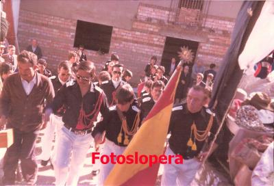 La Banda de Tambores y Cornetas de Juan Alcalá saliendo de la Casa de Lopera en el Cerro de la Virgen de la Cabeza. Año 1980. Detalle al fondo de las obras de ampliación de la casa de Lopera.