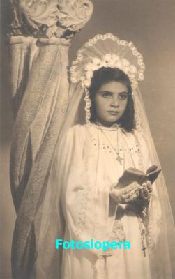 La niña Encarna Huertas Partera el día de su Primera Comunión. Altar de la Virgen del Carmen Mayo de 1948
