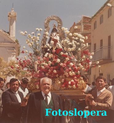Un Recuerdo de la Primera Salida en Procesión de la Morenita por las calles de Lopera. Abril 1986. José Bueno, Alfonso García, Antonio Pérez.