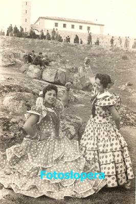 Grupo de Loperanas en las faldas del Cerro de la Cabeza en la Romería del año 1959. Obdulia Bueno y Rosa Alcalá.