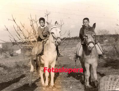 Paseo en burro del loperano Felipe Lara Guerrero y un amigo en el año 1955