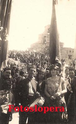 La Cofradía de la Virgen de la Cabeza de Lopera en la calzada del Santuario en la Romería del Año 1934.