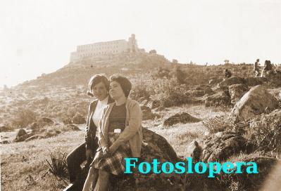 Las loperanas María de la Cabeza Izquierdo Herrador y Margarita Merino Castillo en la Romería de la Virgen de la Cabeza del año 1969