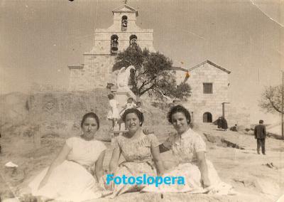 Grupo de loperanas en las faldas del Santuario de la Virgen de la Cabeza. Años 50. Pilar Castillo, Blasa Sanz y María Alcalá