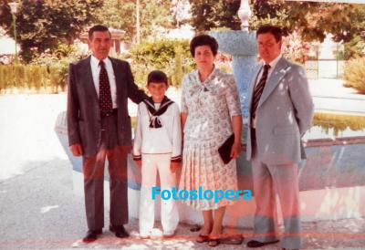 Primera Comunión del niño Rafael Valenzuela Huertas. Año 1981. Rafael Huertas, Rafael Valenzuela, Encarna Huertas y Paco Valenzuela.