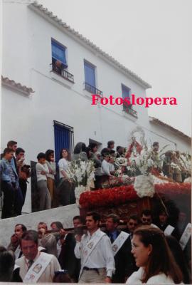 Procesión de la Virgen de la Cabeza a su paso por las Escalerillas. Año 1997
