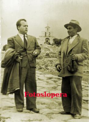 Los loperanos Francisco Lara Teruel y Francisco Lara Cabezas en la calzada del Santuario de la Virgen de la Cabeza. Año 1954