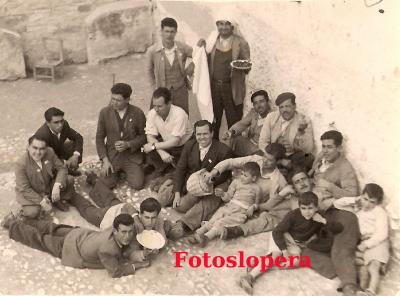 Operarios de las Bodegas Sotomayor celebrando el día de San José en el patio de armas del Castillo de Lopera. Año 1954