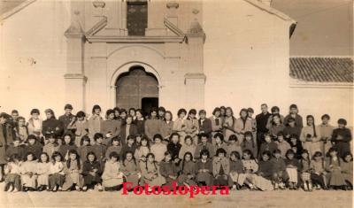Grupo de jóvenes participantes en los Ejercicios Espirituales con el párroco D. Vicente Criado. Lonja de la Ermita de Jesús Año 1958