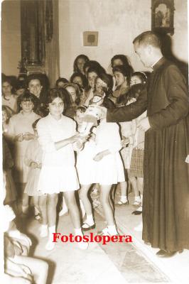 El párroco de Lopera D. Carlos Martínez Marín entregando unos regalos a los niños de catequesis. Año 1961