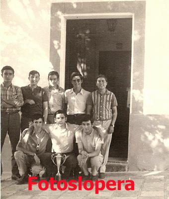 Grupo de amigos en la puerta de la casa del cura. Año 1969. Pedro Lanagrán, Manuel Palomo, Francisco Garrido, Benito García, Paco Herrero, Vicente Vadillo.