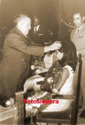 El Alcalde de Lopera D. Eleuterio Risoto Carrasco coronando a la Reina Mayor de la Feria de los Cristos del año 1970 Isabel María Haro Artero ante la presencia de Pepe Álvarez y Juan Santiago