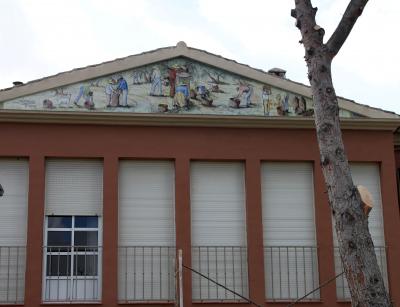 Alegoría de la recolección de la aceituna pintada por Antonio Solórzano Lara en un mural de azulejos en la fachada de su vivienda en la Carretera de Villa del Río