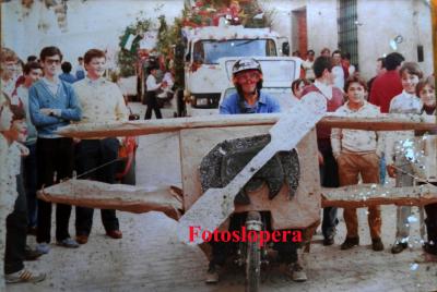 El polifacético e incombustible Manuel Carrasco Pérez (El Yerros) con su avioneta que montó para la Romería de San Isidro Labrador. Lopera 1985