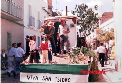 Carroza de tema agrícola en la Romería de San Isidro labrador. Lopera 1987. En la misma Manuel Carrasco y Diego Pérez.