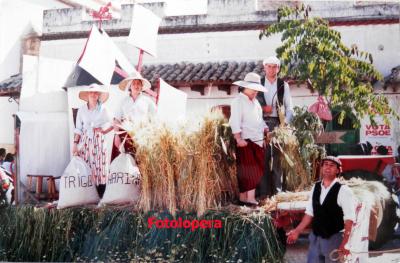 Carroza del Molino en la Romería de San Isidro Labrador. Lopera 1989. Inma Del Caño, Leli Morales, Tomás López, Mª Carmen Gutiérrez y Manuel Carrasco