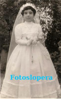 Primera Comunión de la niña Esperanza Lozano Hueso. Año 1959