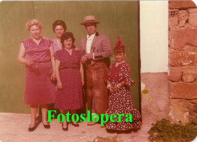 Grupo de amigos en la Romería de San Isidro Labrador del año 1979. Rosi Acevedo, Marí Pacheco, Antonia Grande, Pedro Osuna y Mari López.