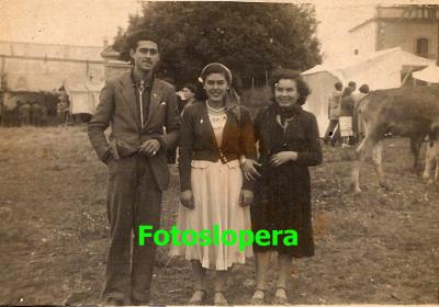 Loperanos en la Romería de Alharilla de Porcuna en el año 1949. José Pantoja, Margarita Vallejo y Rosario Parras.