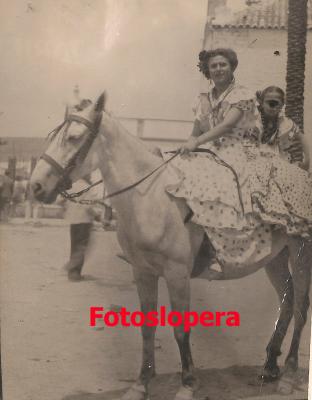 Las Loperanas Dolores Huertas Chueco y Dolores Huertas Hueso en la Romería de Alharilla Porcuna. Año 1944