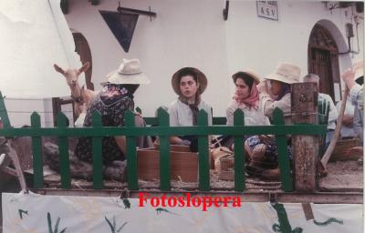 Carroza de la Granja en la Romería de San Isidro Labrador del año 1990. Juani Calixto, Elisabet Delgado, Manoli Cerezo y Marisa Medina.