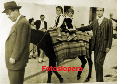 Los niños José Antonio Medina y Paqui Lara en la Romería de San Isidro Labrador del año 1958. Francisco Medina,José Antonio Medina, Paqui Lara y Antonio Palomo