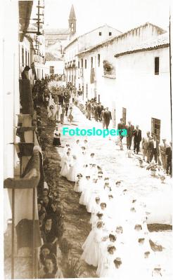 Grupo de niñas de Primera Comunión en la Procesión del Corpus a la altura de la Calle Echegary (hoy Vicente Orti Peralta). Años 60