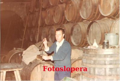 El Loperano Manuel Clemente Cámara venenciando vino raya de Lopera en las Bodegas Sotomayor. Años 70