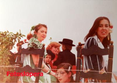 Carroza en la Romería de San Isidro Labrador. Lopera 1984. Paqui Lara, Isabel Coca, Isabel Mª Porras y Rafi Bueno.