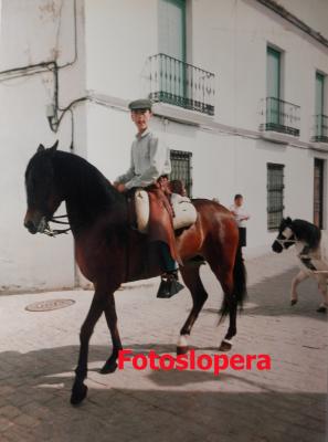 El loperano Paco Medina Bueno a lomos de su yegua Estrella en la Romería de San Isidro Labrador. Año 1994