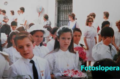 Grupo de niños/as de Primera Comunión en la Procesión del Corpus. Año 1987. Eufrasio Cerrillo, Inma Relaño, Ana Cantero, Javi López.