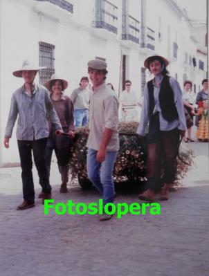 Grupo de loperanos de segadores en la Romería de San Isidro Labrador del año 1990. María Luisa Pedrosa, Ana Hueso, Benito Valenzuela y Marga Pantoja.