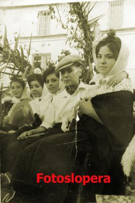 Grupo de loperanas en la Romería de San Isidro Labrador del año 1964. Rosario Agudo, Loli Garrido, Benita Izquierdo, Pili de la Torre y Mari Izquierdo.