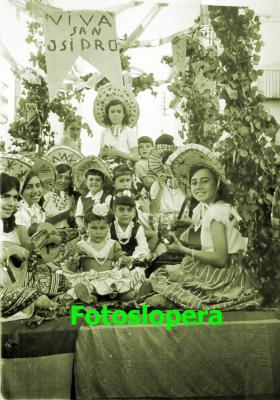 Carrozas de Mexicanas en la Romería de San Isidro del año 1963. Tina Lara, Mª Sefa García, Marina Espín, Pedro José Medina, Conchi Gómez de Ramón y Tere Cobo.