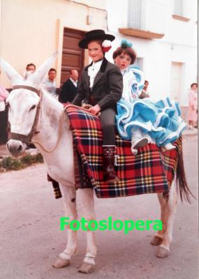 Las Hermanas Ana y María Cantero Izquierdo en la Romería de San Isidro Labrador del año 1986.