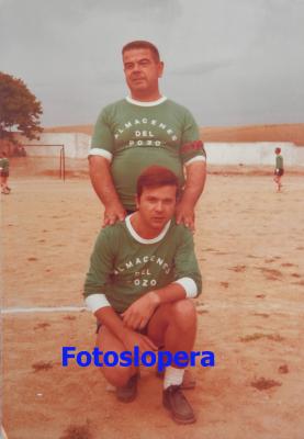 Nicolás García Hurtado y Demetrio Risoto Rojas en el equipo de Fútbol de viejas glorias que participó en el partido a beneficio del Hospital de San Juan de Dios y de las Hermanas de la Cruz celebrado en el Estadio Santo Cristo de Lopera el 28 de Diciembre de 1977.