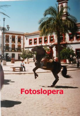 El loperano Paco Medina Bueno en plena Plaza Mayor de Lopera en la Romería de San Isidro Labrador. Año 1991