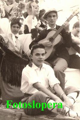 Carroza en la Romería de San Isidro Labrador. Lopera 15-5-1961. Conchi Bellido Navarro, Cayetano Gutiérrez Gracia y Francisco Valenzuela Bruna.