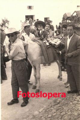 Grupo de loperanos en la Romería de San Isidro Labrador del año 1963. Gabriel Cantero, Antonio Pedrosa (padre), Antonio Pedrosa (hijo), Pepi Cantero, Rafaela Girón y Manuel Quero.