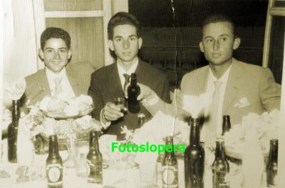 Los loperanos Manuel Candelario, Lorenzo Hoyo y Juan Serrano en una boda celebrada en la planta alta de las Bodegas MaryLoren. Año 1958